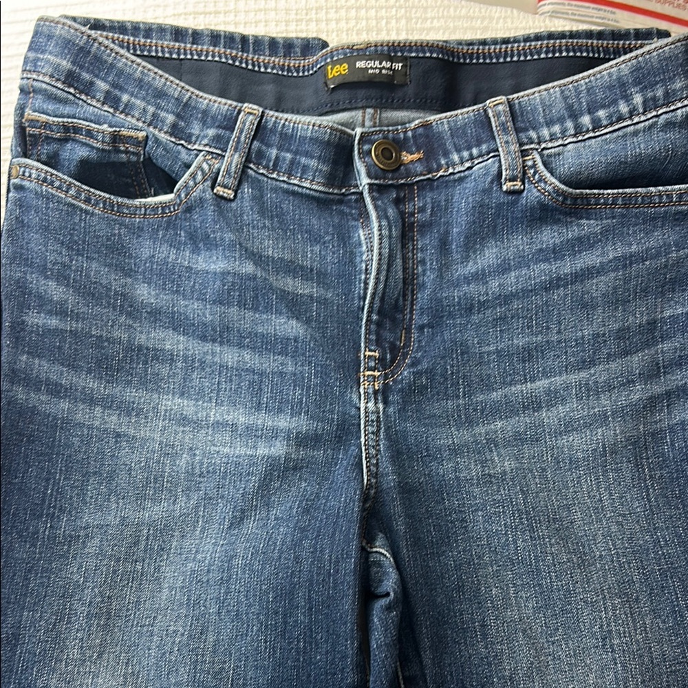 Lee Dark Wash Regular fit mid rise Woman’s Jeans Size 14 Medium - Picture 4 of 5